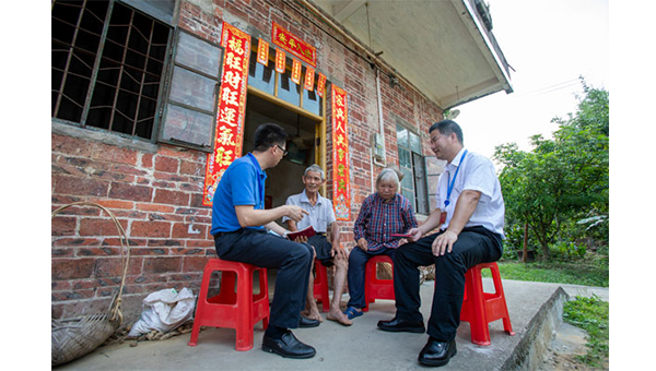 《入村居听民意》